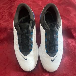 Excellent pair of mens size 7 white with blue trim Nike Golf Shoes.